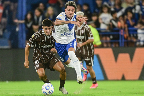 Taborda y Pizzini luchan por la pelota en el Amalfitani.