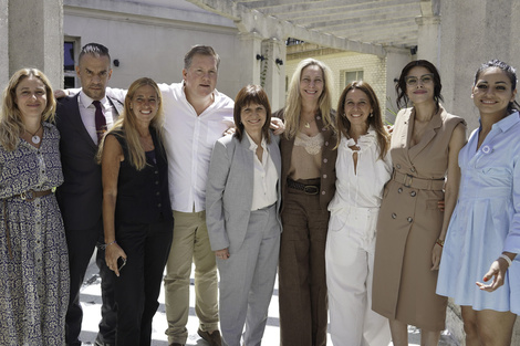 Karina Milei y Patricia Bullrich junto a los legisladores de La Libertad Avanza.