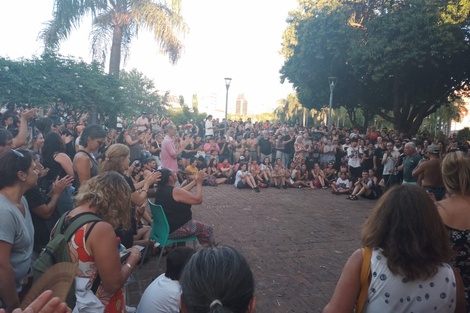 La Asamblea en Rosario desbordó la plaza Sandra Cabrera. 