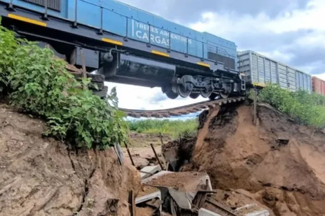 Un puente ferroviario se vino abajo en Salta y un tren quedó suspendido en el aire