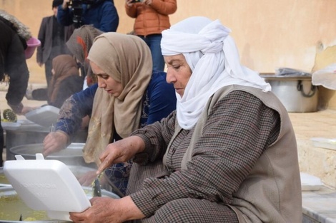 Mujeres kurdas haciendo la comida en Tishrin