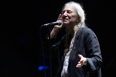 Patti Smith se desmayó en el escenario y terminó el show en silla de ruedas