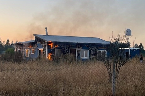 Prendieron fuego la casa de una pareja de mujeres en Cañuelas (Imagen: Agencia Presentes)