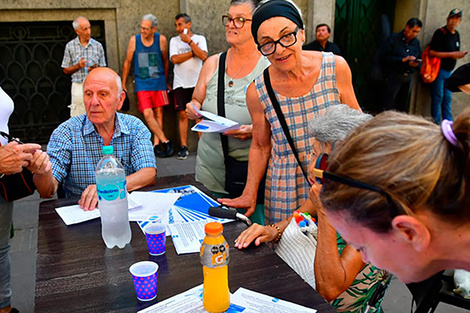 Representantes de la Federación en la juntada de firmas de ayer.