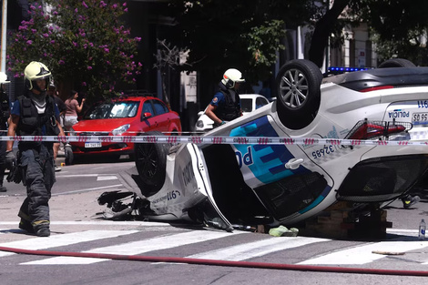 El auto policial volcado en Barracas.