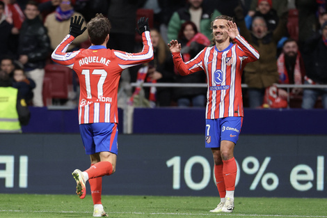 Riquelme y Griezmann celebran el segundo gol colchonero