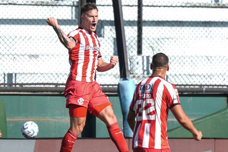 Jappert celebra un gol que debió ser anulado por off side.