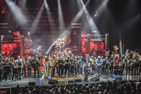 La celebración terminó con más de cincuenta músicos en escena. Imagen: gentileza Sandra Calandrino.