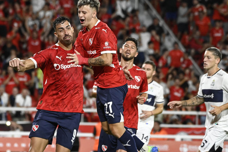 Ávalos y Tarzia festejan el primer gol de Independiente