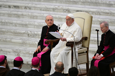Para Francisco es inaceptable que miles de niños sufran <em class="highlight">pobreza</em> y guerras