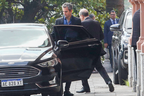 Martín Menem, saliendo de reunirse con Karina Milei y Caputo en Casa Rosada.