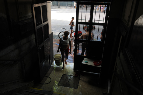 Lo vecinos se arreglan como pueden ante cortes de luz y 40 grados de temperatura. 