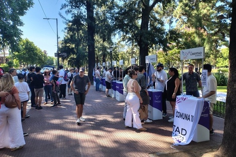 Menos de 200 personas se afiliaron en la Plaza Devoto, semivacía.