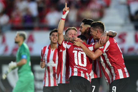 Todos los abrazos para Ascacíbar, que abrió el partido en La Plata