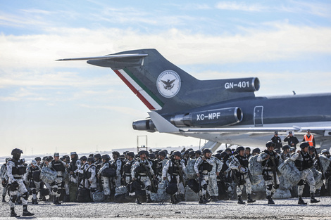 Miembros de la Guardia Naciona de México aterrizan en Ciudad Juárez,cerca de la frontera con EE.UU. (Fuente: AFP)