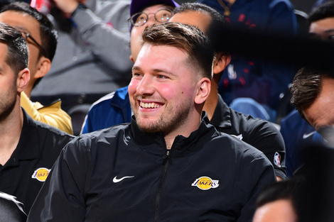 Luka Doncic ya se probó la ropa de los Lakers, aunque todavía no pudo jugar