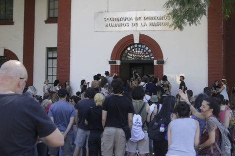 Manifestación en la Secretaría de Derechos Humanos por los despidos.