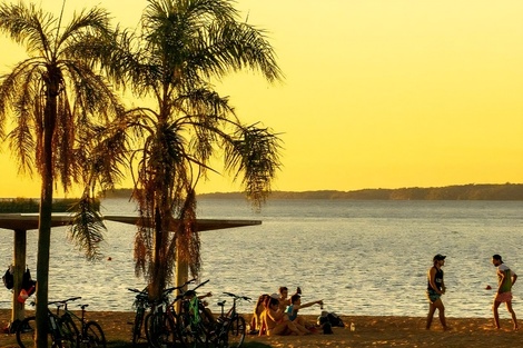 La playa se prolonga en un frente de arena de relleno de unos 400 metros de ancho, a partir de la Avenida Teresa de Calcuta