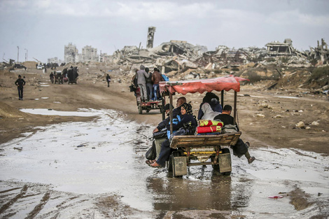 Desplazados palestinos regrean a Ciudad de Gaza.