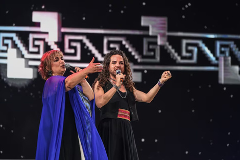 Yamila Cafrune y La Ferni cantaron juntas "Patria que lucha y sueña". 