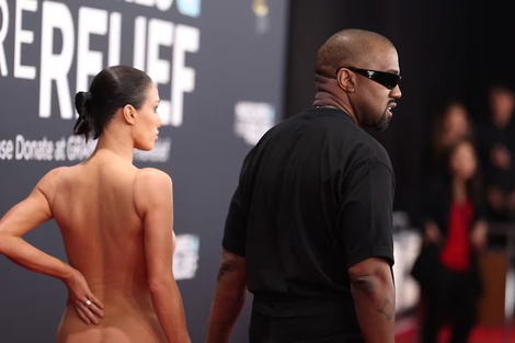 El rapero Ye y Bianca Censori llegan a la alfombra roja de los Grammys