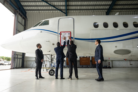 Foto del Departamento de Estado de EE.UU. de autoridades dominicanas confiscando el avión. 