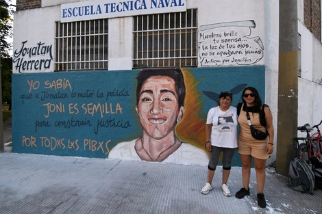 María Elena y Julieta, madre y hermana de Joni, frente al mural en su memoria.  (Fuente: Gentileza)