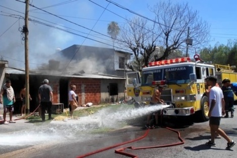 Dos dotaciones de bomberos trabajaron en el lugar. Foto: Campana Noticias