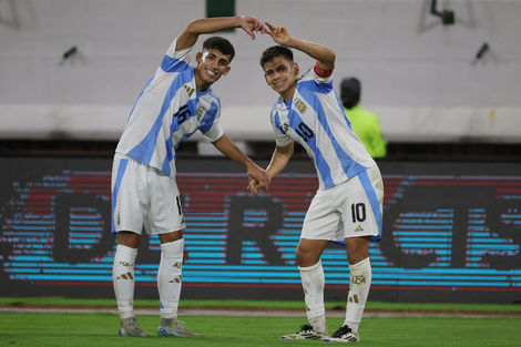 Obregón y Echeverri celebran uno de los goles argentinos