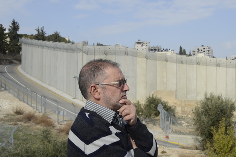 Meir Margalit frente al muro de Jerusalén.