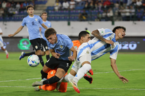 El momento de la lesión de Ruberto frente a Uruguay.