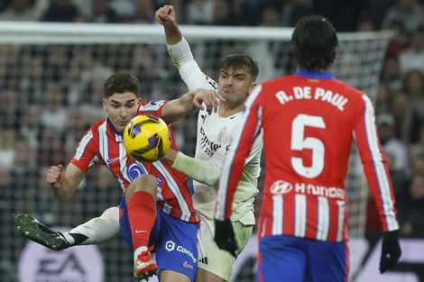 Julián Álvarez en lucha por la pelota, De Paúl sigue la jugada. (Fuente: EFE)