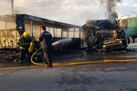 Los Bomberos, apagando el fuego desatado producto del choque. Foto: Diario Uno