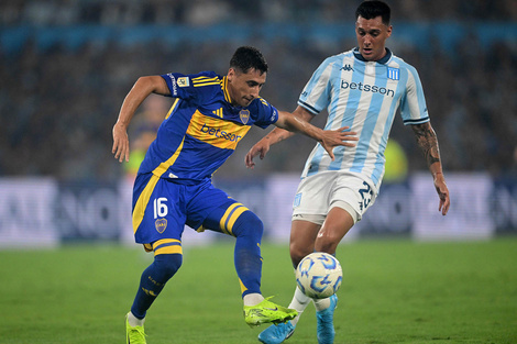 Merentiel toca la pelota ante la presión de Colombo.