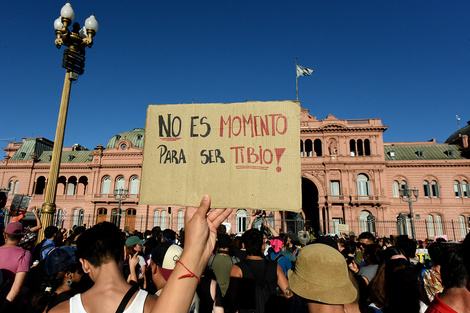 Pancarta del 1F "No es momento para ser tibio". Imagen: Nicolás Parodi.