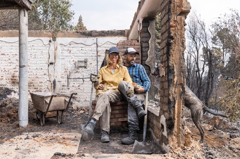 Carolina y su compañero. La casa que construyeron durante 12 años ya es escombros. 