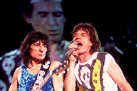 Ronnie Wood, Mick Jagger y un Keith Richards en pantalla, en River 1995