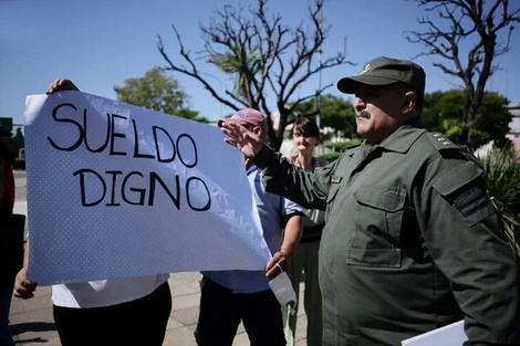 "Los sueldos son una vergüenza", denunció un grupo de familiares de gendarmes.