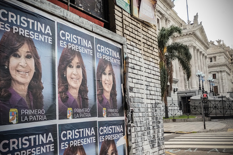 Frente al Congreso, la imagen de Cristina Fernández de Kirchner.