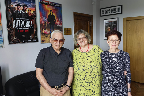 Jarmoluk (centro), junto a Karen Shakhnazarov, presidente de Mosfilm, y Elena Orel, directora de asuntos internacionales