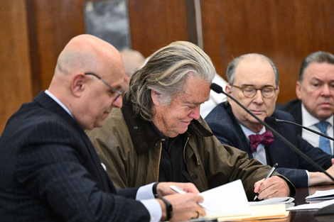 Bannon (c), durante una audiencia judicial en Nueva York. 