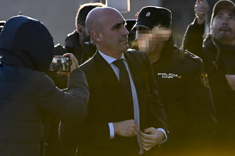 Luis Rubiales en la puerta del tribunal donde se lo juzga.