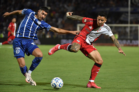 Driussi lucha por la pelota con un jugador de Godoy Cruz