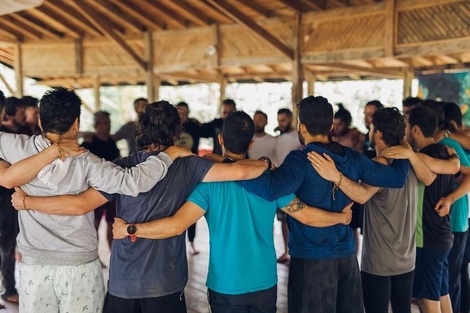 Abordar las emocionalidades personales forma parte de los programas que proponen repensar las manera de ser varones sin el modelo patriarcal. 