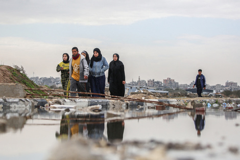 Desplazados palestinos se mueven hacia el norte de Gaza durante la tregua actual