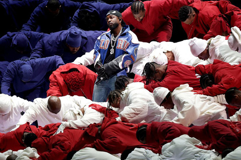 Kendrick Lamar en el centro de una bandera humana. Imagen: Reuters