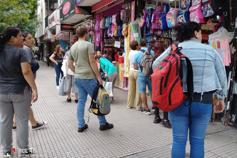 La gente mira pero no compra, fruto del deterioro salarial en manos de la inflación.