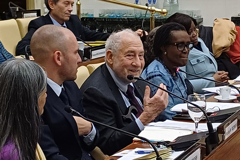 El Premio Nobel Joseph Stiglitz en el Vaticano; al lado, el exministro Martín Guzmán.