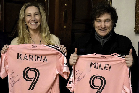 Karina y Javier Milei con las camisetas autografiadas "con cariño" por Messi.