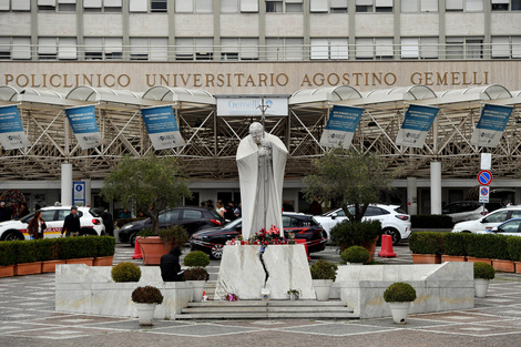 La estatua de Juan Pablo II frent al hospital donde está internado Francisco. 